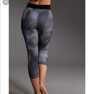 Onzie Elastic Capri in Fence Pattern